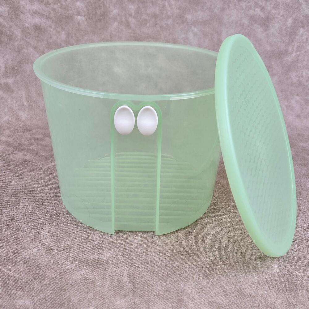 Vintage Tupperware FridgeSmart Round Produce Saver Container with Lid 20 Cup